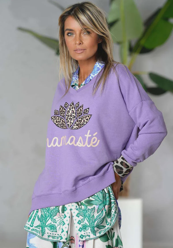 V-Neck Namaste Leo Jacquard
