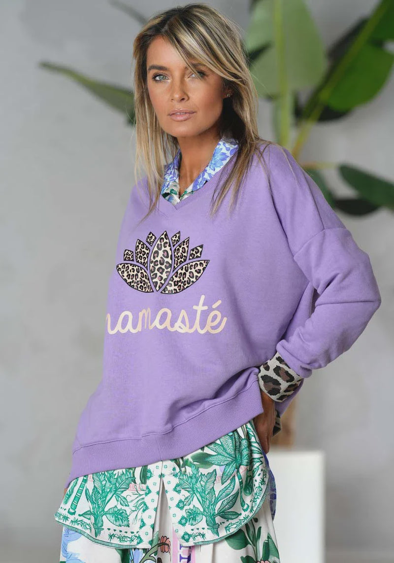 V-Neck Namaste Leo Jacquard